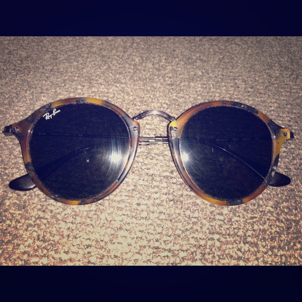 Woman’s Raybans